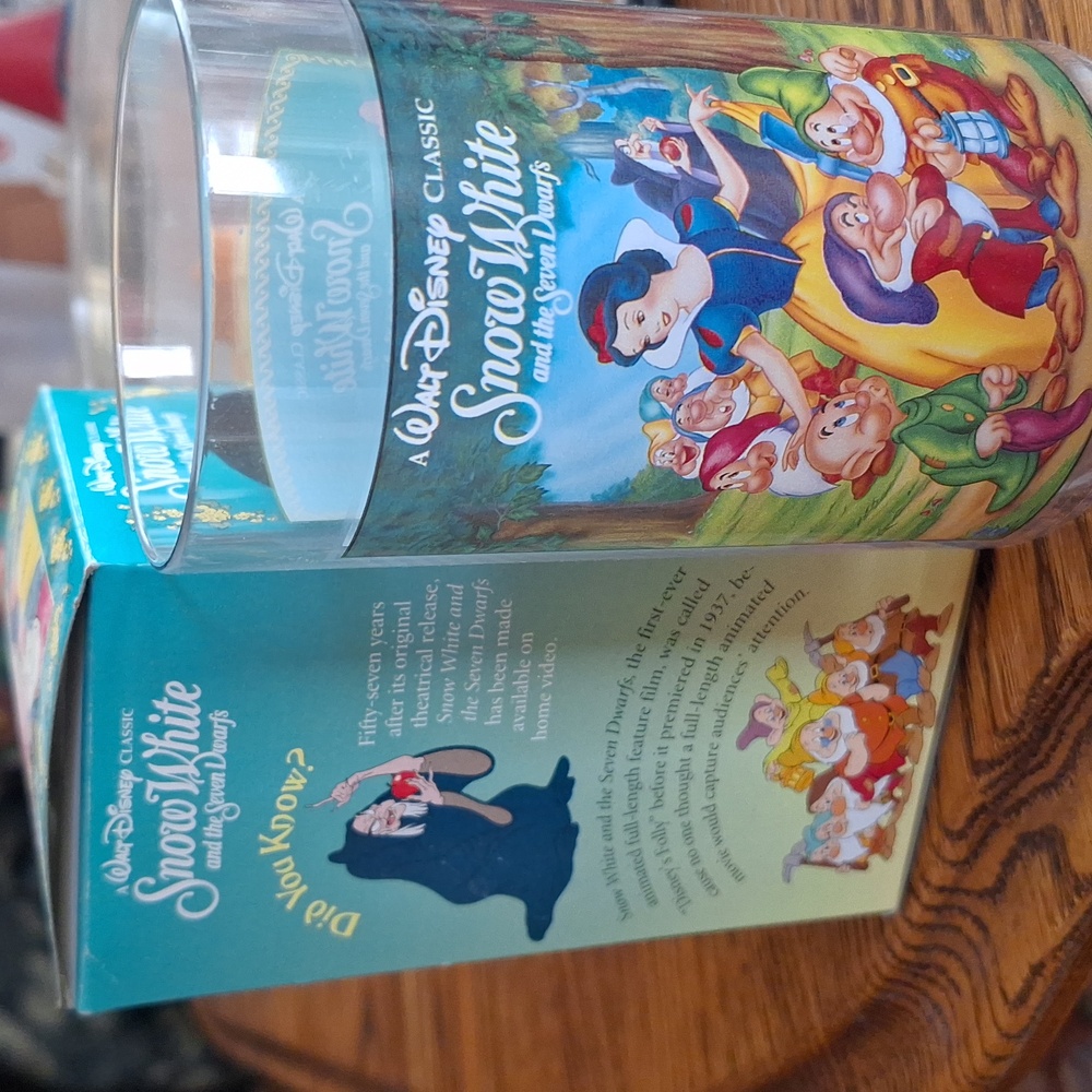 Collectible  Snow White & The 7 Dwarfs 1994 Disney Glass/Cup